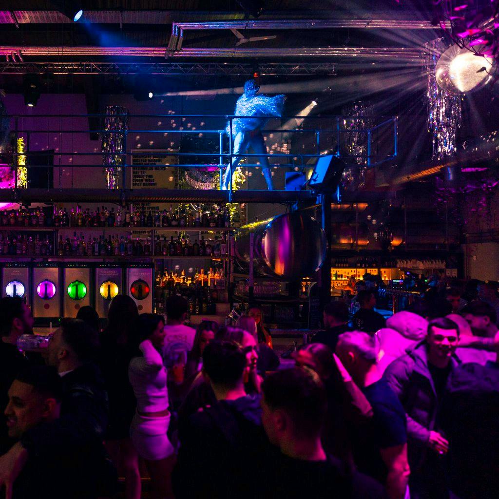 SPREAD. Friday in Club Leno. at DIECAST