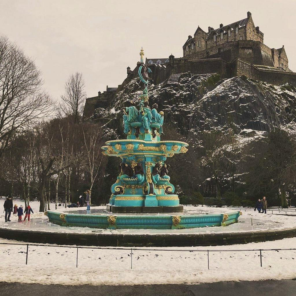 Edinburgh Old Town guided walking tour at Castle Rock Cafe (meet Your Guide Outside)