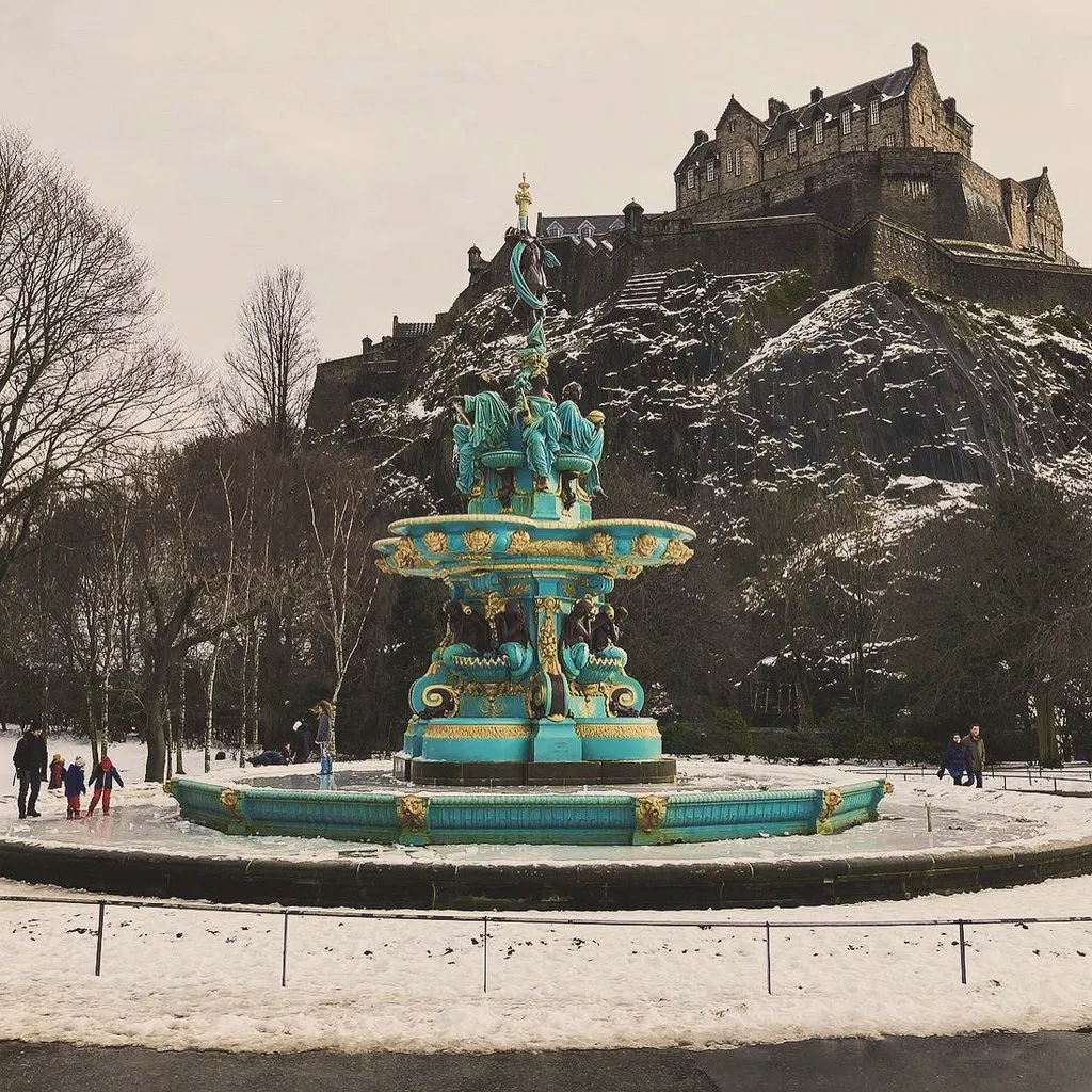 Edinburgh Old Town guided walking tour at Castle Rock Cafe (meet Your Guide Outside)