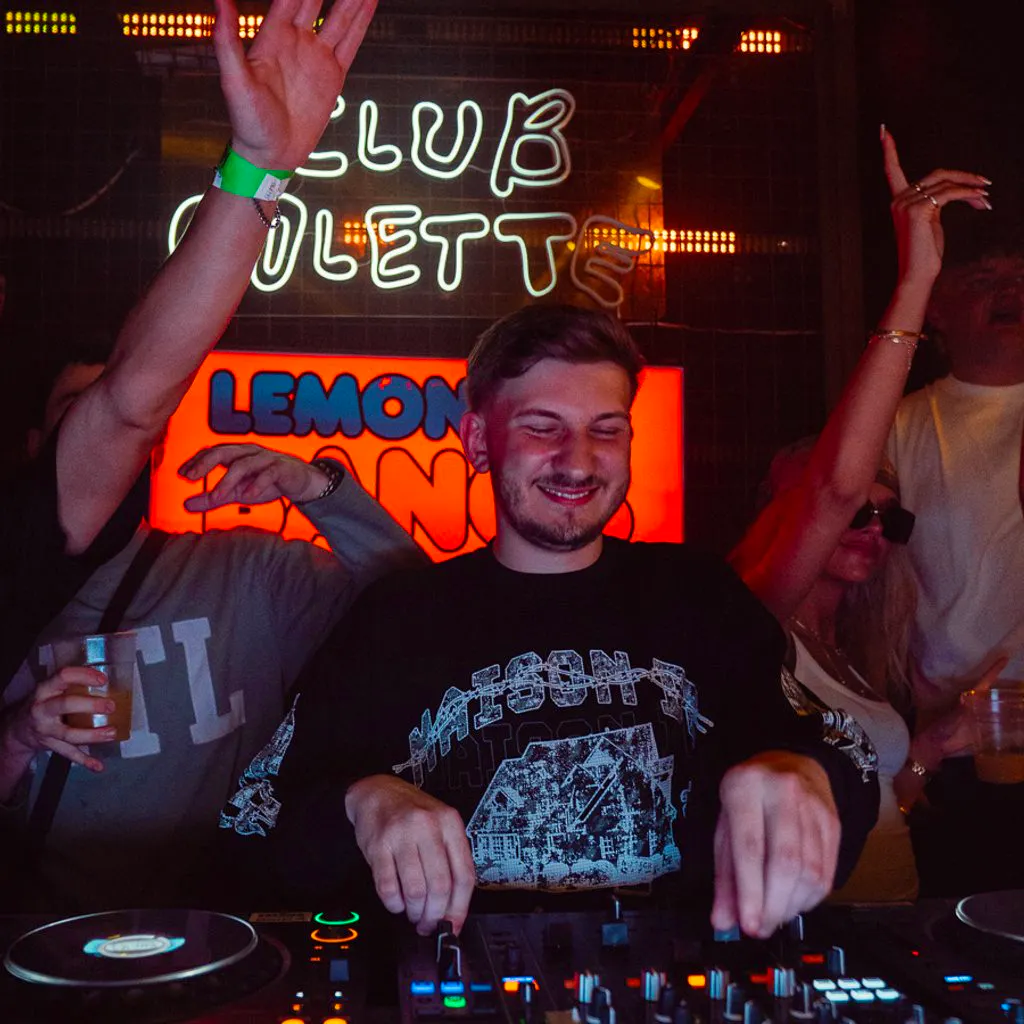 Source // Season 2 - Scott Steer at Motion Club