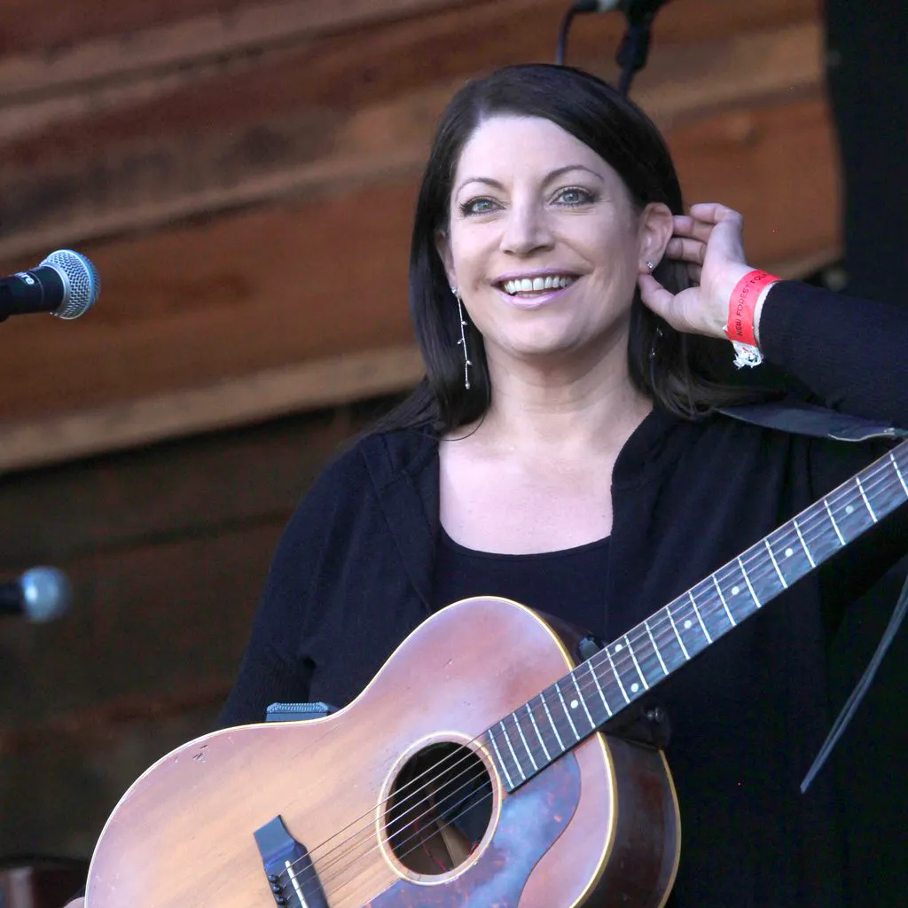 Edwina Hayes, with The Lower Angel Band at Sidney And Matilda