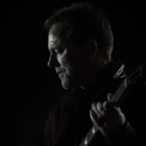 Kiefer Sutherland: Short Intimate Set + Signing