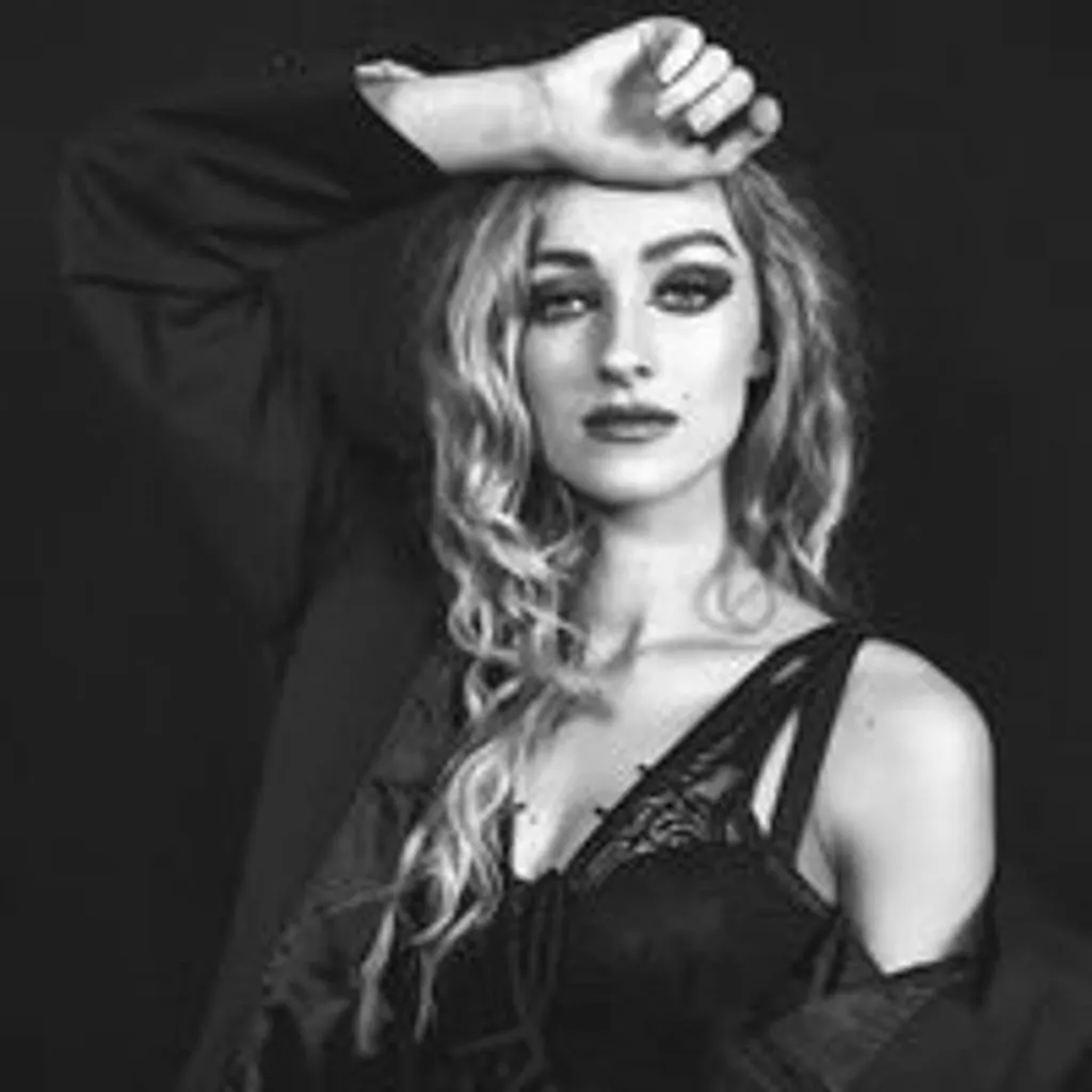 Rachelle Rhienne at Bluedog